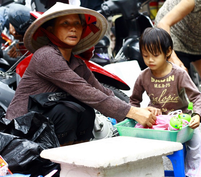 Hai bà cháu bán đồ lặt vặt trên phố Hàng Mã sáng 30 Tết chỉ mong kiếm được thêm đồng nào hay đồng ấy để về quê ăn Tết